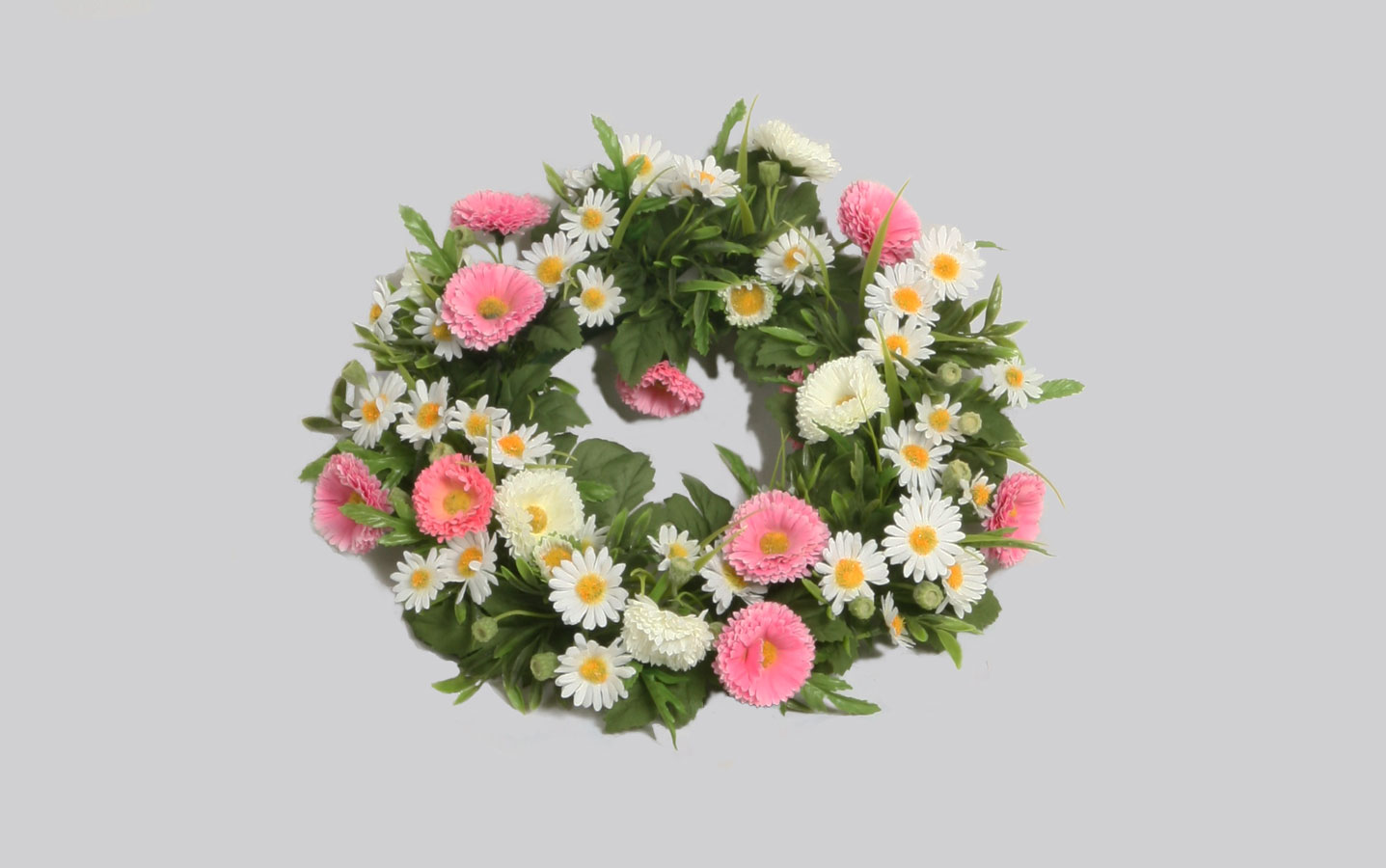 Mixed Bellis Daisy Wreath (5546)